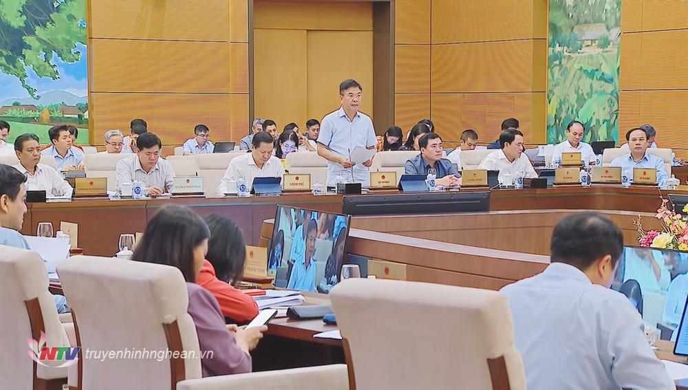 Bộ trưởng Bộ Tư pháp Lê Thành Long trình bày tờ trình của Chính phủ. 