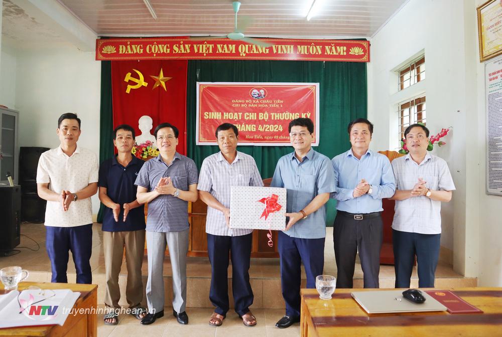 Đồng chí Phạm Trọng Hoàng - Ủy viên Ban Thường vụ, Chủ nhiệm UBKT Tỉnh ủy trao quà cho Chi bộ bản Hoa Tiến 1.