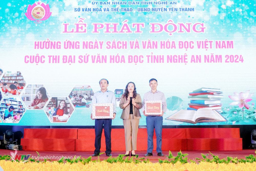 Trưởng ban Tuyên giáo Tỉnh uỷ Nguyễn Thị Thu Hường trao tặng sách cho Thư viện huyện Yên Thành và Trường THCS Phan Đăng Lưu.
