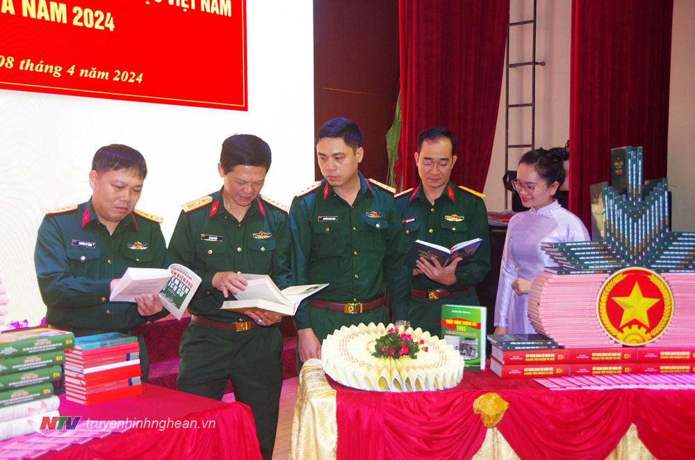 Đại tá Nguyễn Kỳ Hồng – Phó Bí thư Đảng ủy, Chính ủy Bộ Chỉ huy Quân sự tỉnh cùng các đại biểu tham quan gian trưng bày và giới thiệu sách