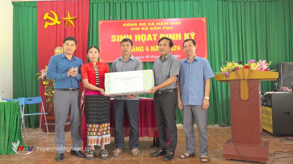 Phó Chủ tịch HĐND tỉnh Nguyễn Như Khôi trao tặng hệ thống đèn năng lượng mặt trời phục vụ khu vực sân bóng chuyền cho người dân chi bộ bản Pục