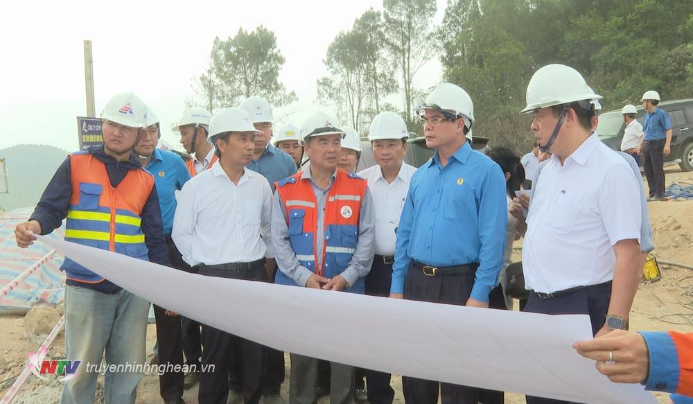 Đại diện nhà thầu Sông Đà 11 báo cáo tiến độ thực hiện
