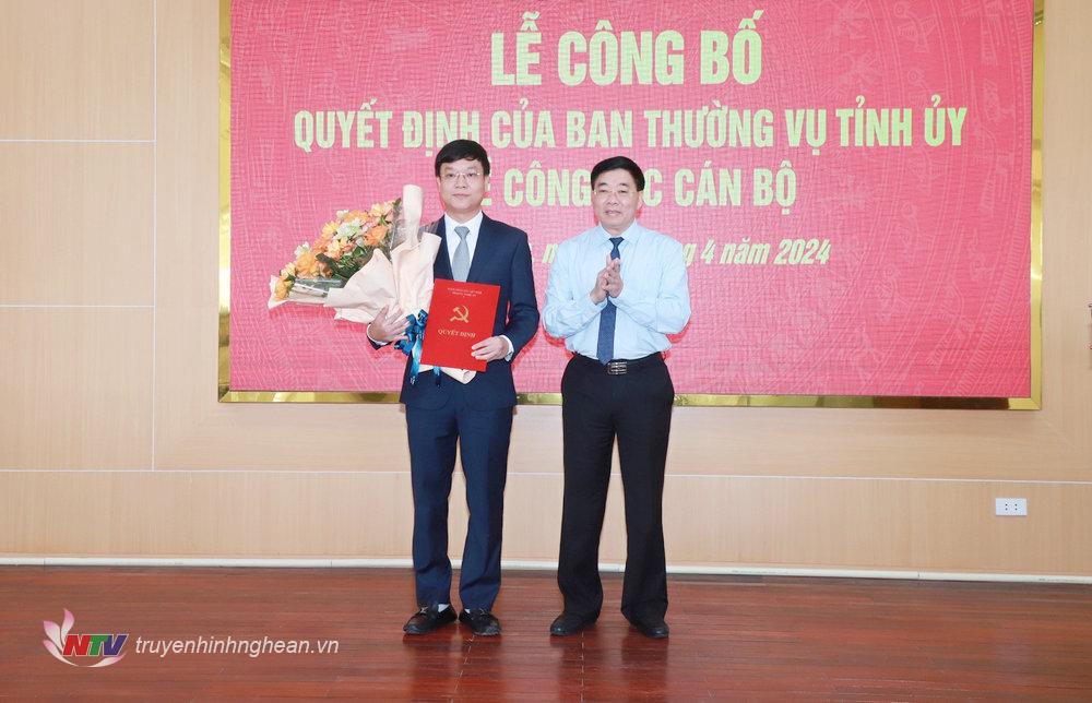 Đồng chí Nguyễn Văn Thông - Phó Bí thư Thường trực Tỉnh uỷ trao Quyết định và tặng hoa chúc mừng đồng chí Phạm Tuấn Vinh.