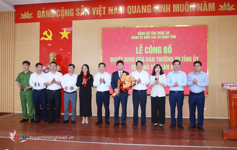Lãnh đạo thị xã Thái Hoà tặng hoa chúc mừng đồng chí Phạm Tuấn Vinh nhận nhiệm vụ mới.