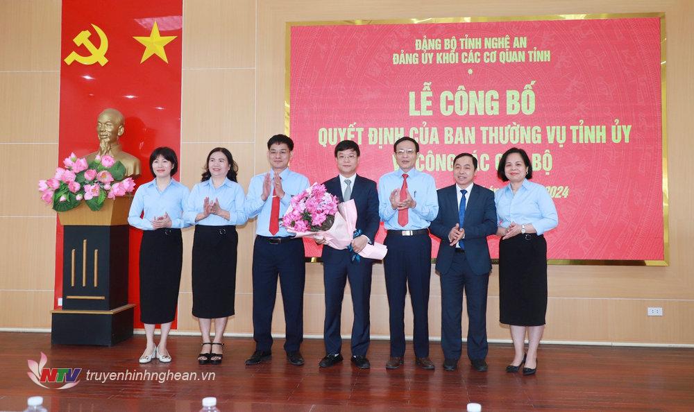 Lãnh đạo Khối CCQ tỉnh tặng hoa chúc mừng tân Bí thư Đảng uỷ Khối.