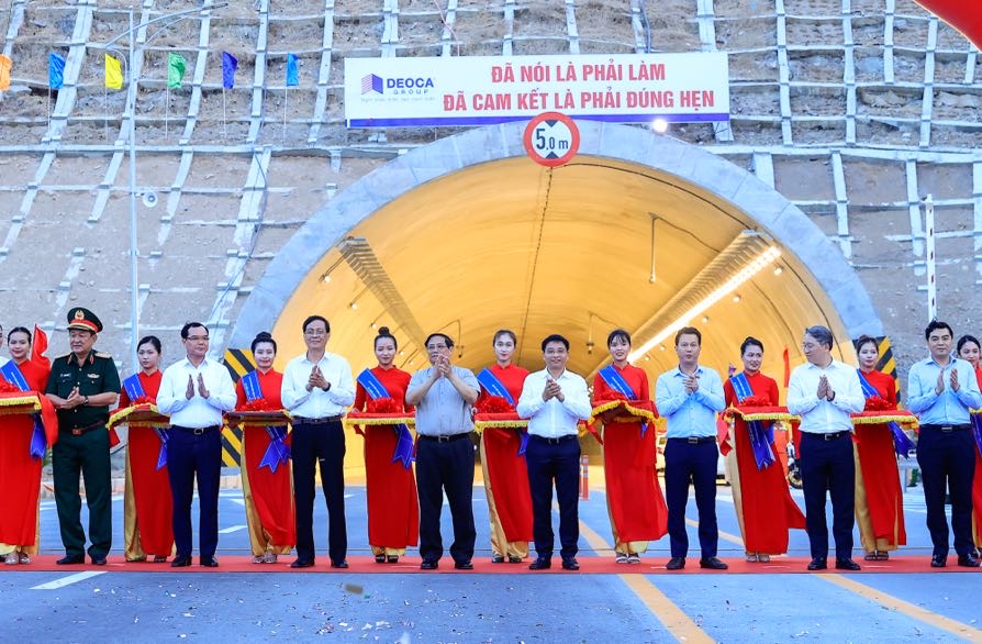 Thủ tướng Phạm Minh Chính và các đại biểu cắt băng khánh thành cao tốc Cam Lâm - Vĩnh Hảo và thông xe đưa vào khai thác cao tốc Diễn Châu - Bãi Vọt (đoạn từ Diễn Châu đến Quốc lộ 46B) - Ảnh: VGP