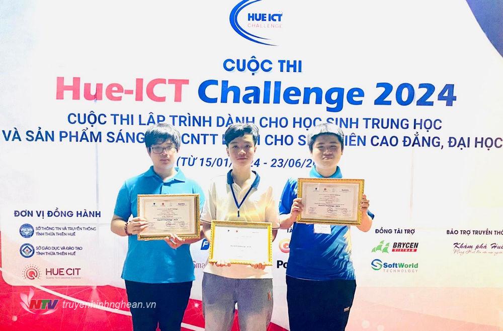 3 em Bùi Khôi Nguyên, Nguyễn Huy Hùng, Cao Nguyễn Thành Huy đạt giải Ba của cuộc thi
