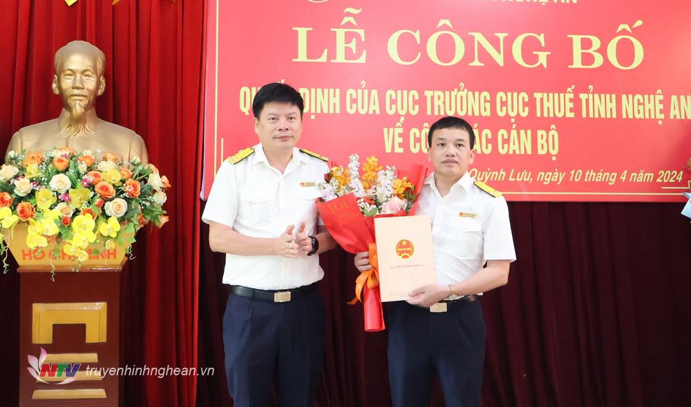 Đồng chí Lê Quốc Dũng, Phó Cục trưởng Cục Thuế tỉnh trao quyết định và tặng hoa chúc mừng tân Chi cục trưởng Chi cục Thuế khu vực Bắc Nghệ I. 