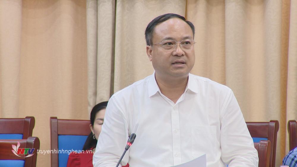 Giám đốc Sở Nội vụ Nguyễn Viết Hưng báo cáo với đoàn kiểm tra kết quả thực hiện các quy định của pháp luật của ngành Nội vụ.