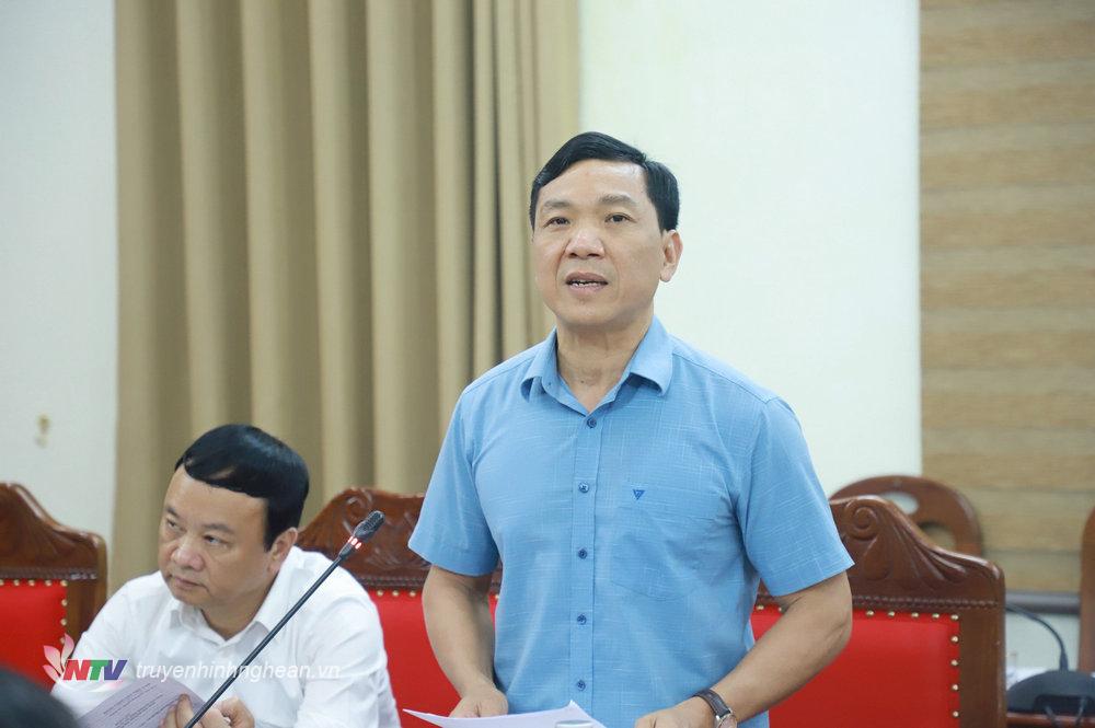Đồng chí Hồ Xuân Bảy - Phó Trưởng ban Thường trực Ban Nội chính Tỉnh ủy trình bày báo cáo về tình hình trong tháng 3, dự kiến nhiệm vụ trọng tâm trong tháng 4/2024. 