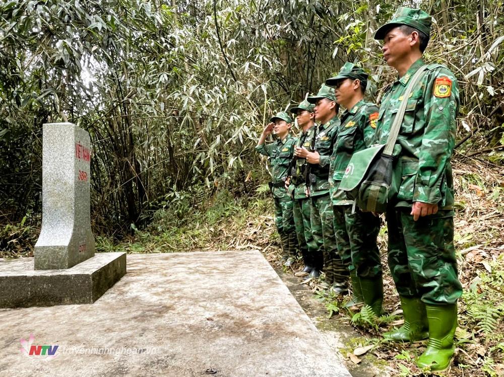 Đội hình tuần tra khép kín của Đồn Biên phòng Mỹ Lý, Bộ đội Biên phòng Nghệ An thực hiện nghi thức chào cột mốc biên giới Việt Nam - Lào