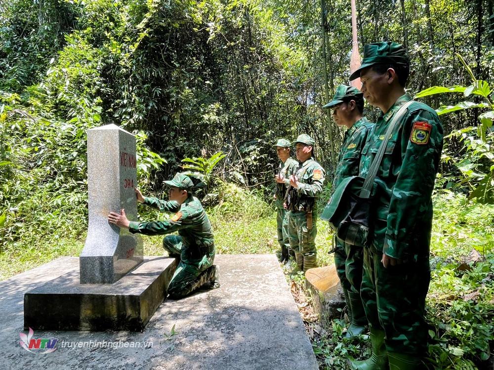 Kiểm tra tình trạng thân cột mốc biên giới Việt Nam - Lào.