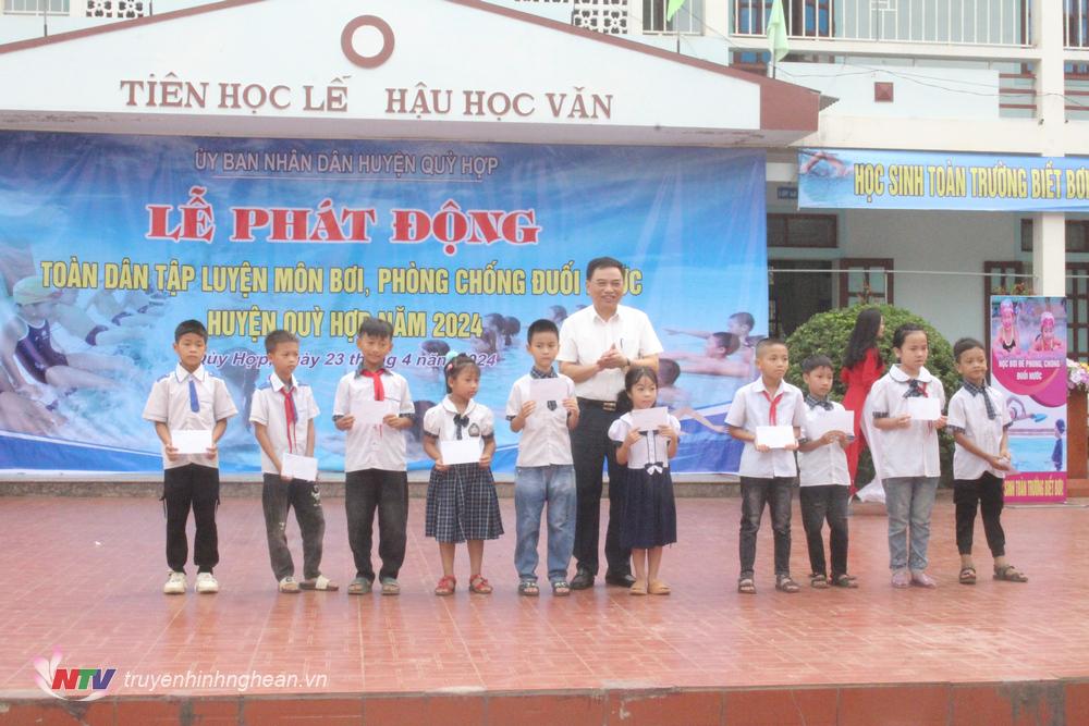 UBND huyện Quỳ Hợp tặng quà cho các em học sinh nghèo vươt khó học giỏi.