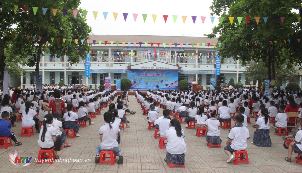 UBND huyện Quỳ Hợp tổ chức lễ phát động toàn dân tập luyện môn bơi, phòng chống đuối nước năm 2024 tại trưởng tiểu học xã Nghĩa Xuân.