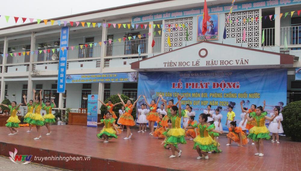 Văn nghệ tại lễ phát động toàn dân tập luyện môn bơi phòng chống đuối nước huyện Quỳ Hợp.