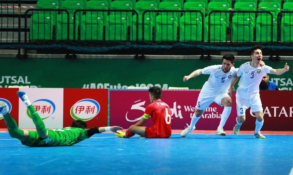Cầu thủ Uzbekistan (áo trắng và xanh) mừng bàn phút cuối, trong trận thắng ngược Việt Nam 2-1 tại tứ kết futsal châu Á ở Bangkok, Thái Lan tối 24/4/2024. 