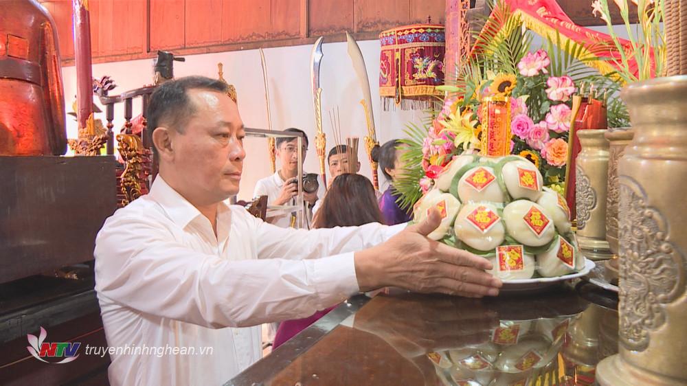 Lãnh đạo thành phố Vinh dâng bánh chưng, bánh dày lên các Vua Hùng tại trung điện đền Hồng Sơn.
