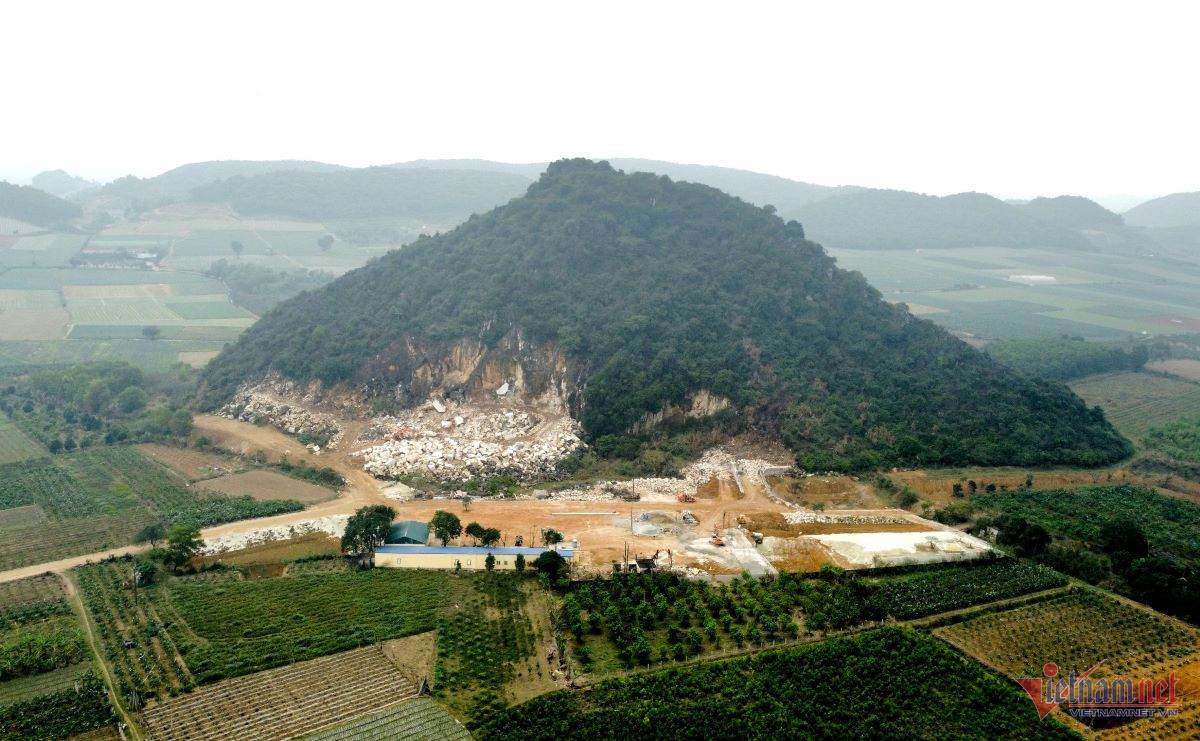 Núi Đụn nơi phát hiện hang động gần di tích Lăng miếu Triệu Tường.  