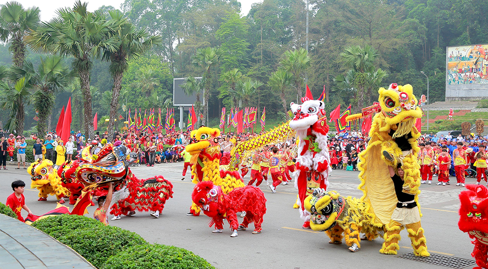 Biểu diễn Lân sư rồng trong lễ hội Đền Hùng.