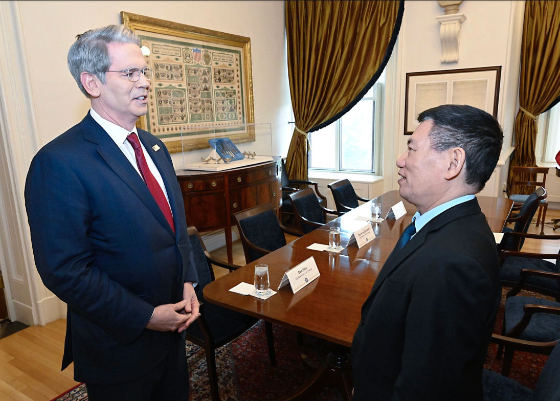 Phó thủ tướng Hồ Đức Phớc và Bộ trưởng Tài chính Mỹ Scott Bessent, người đứng đầu nước này để đàm phán thỏa thuận thương mại song phương với Việt Nam. Ảnh: VGP