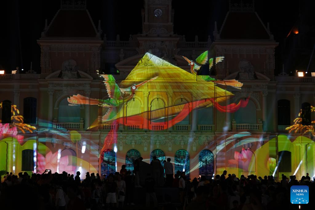 Diễu binh mừng đại lễ 30/4. Ảnh: Hoàng Hà