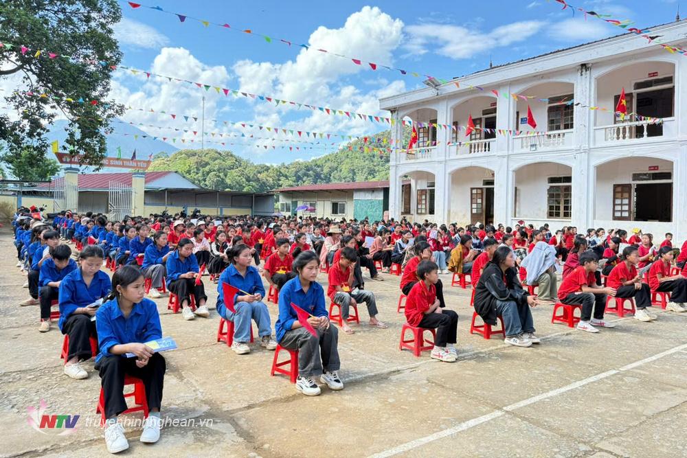 Các em học sinh Trường Phổ thông Dân tộc bán trú THCS Na Ngoi, huyện Kỳ Sơn tham gia ngày hội.