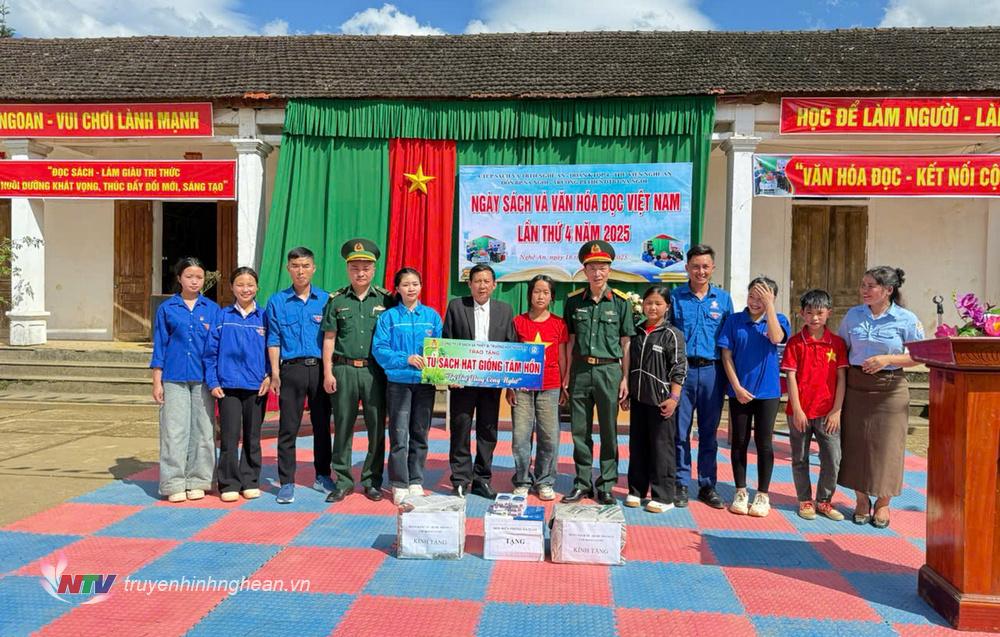 Ban tổ chức trao tặng sách cho Trường Phổ thông Dân tộc bán trú THCS Na Ngoi, huyện Kỳ Sơn.