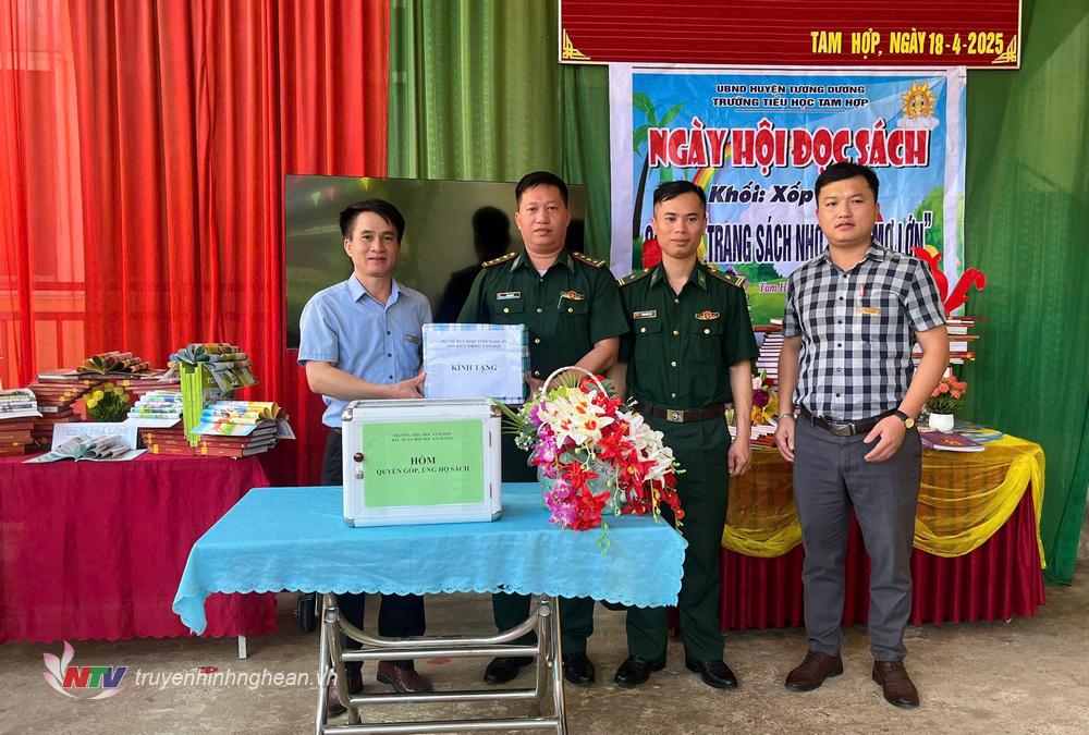 Đồn Biên phòng Tam Hợp phối hợp tặng sách cho trường Tiểu học Tam Hợp.