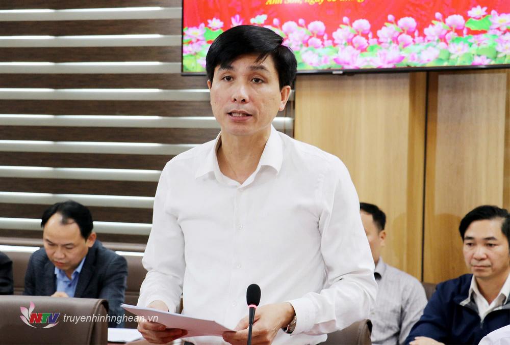 Chủ tịch UBND huyện Anh Sơn Hoàng Quyền báo cáo tình hình kinh tế - xã hội, đảm bảo an ninh – quốc phòng trên địa bàn huyện.