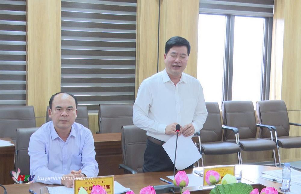 Bí thư Huyện ủy Anh Sơn Nguyễn Hữu Sáng báo cáo làm rõ một số khó khăn, vướng mắc trong thực hiện một số dự án và một số nội dung trong triển khai thực hiện sáp nhập đơn vị hành chính trên địa bàn.