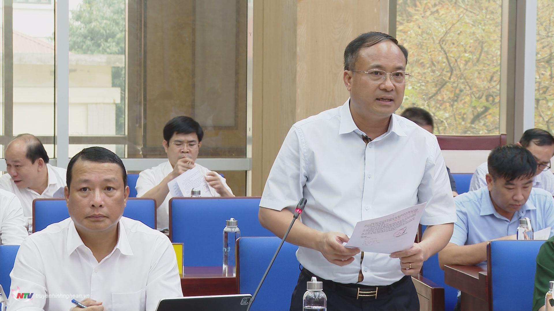 Đồng chí Nguyễn Viết Hưng - Giám đốc Sở Nội vụ trình bày Tờ trình dự thảo Đề án. 