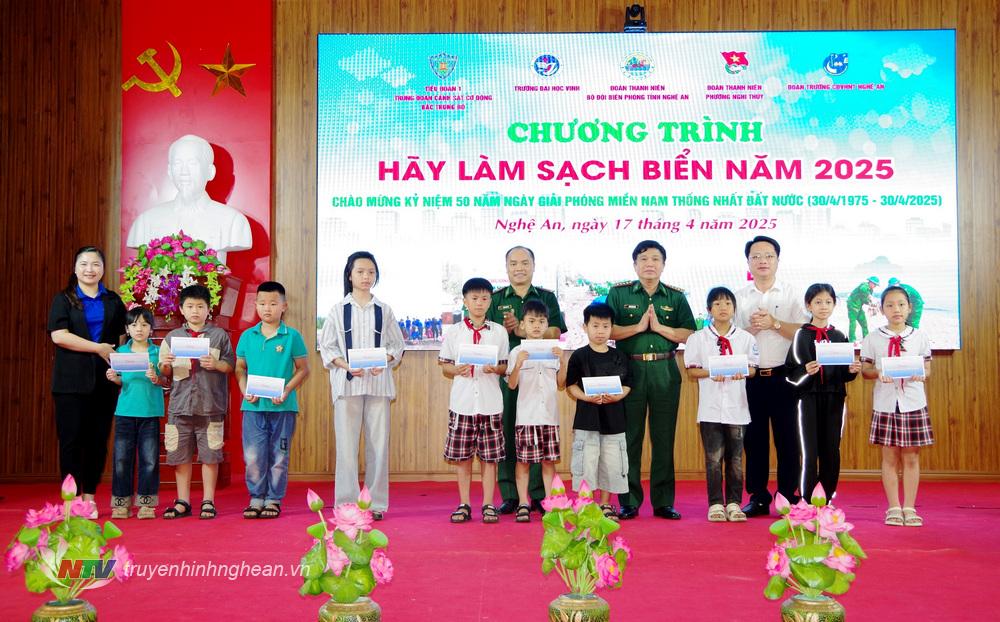 Ban tổ chức tặng quà cho các em học sinh nghèo trên địa bàn phường Nghi Thuỷ, TP Vinh