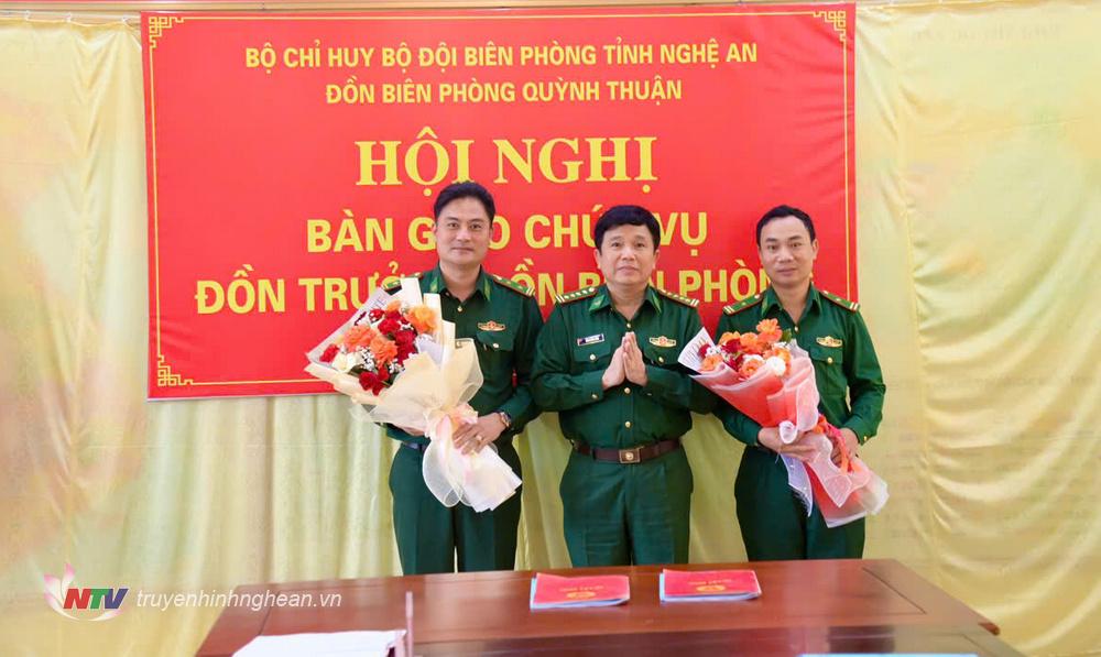 Đại tá Trần Đăng Khoa, Uỷ viên Ban Thường vụ Đảng uỷ, Phó Chính ủy BĐBP Nghệ An tặng hoa chúc mừng các đồng chí được bổ nhiệm trên cương vị mới 