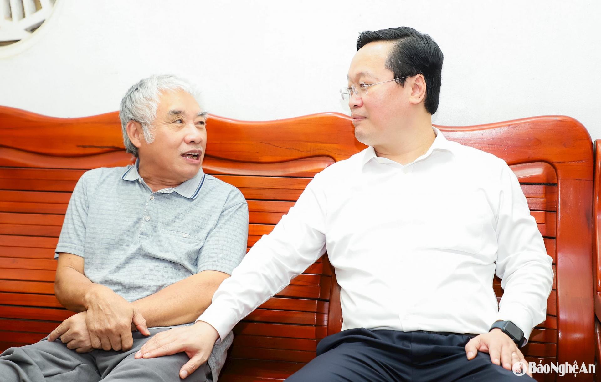 Bí thư Tỉnh ủy Nguyễn Đức Trung và đoàn công tác đã đến thăm gia đình ông Tôn Thất Khang, 68 tuổi, thương binh nặng 1/4 tại khối 12, phường Bến Thủy, thành phố Vinh. Ảnh: BNA