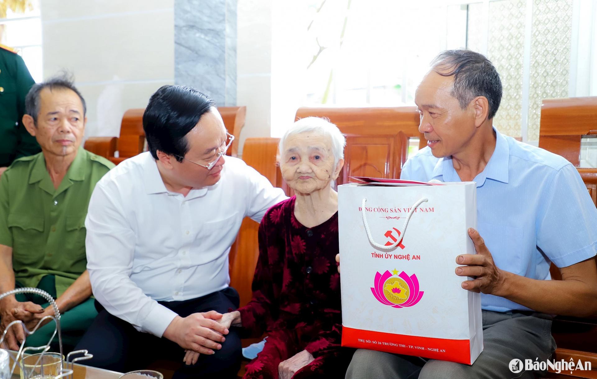 Bí thư Tỉnh ủy Nguyễn Đức Trung tặng quà mẹ Việt Nam Anh hùng Nguyễn Thị Duân, mong Mẹ luôn giữ gìn sức khỏe, sống vui, sống khỏe, sống trường thọ và tiếp tục là tấm gương sáng cho con cháu noi theo. Ảnh: BNA