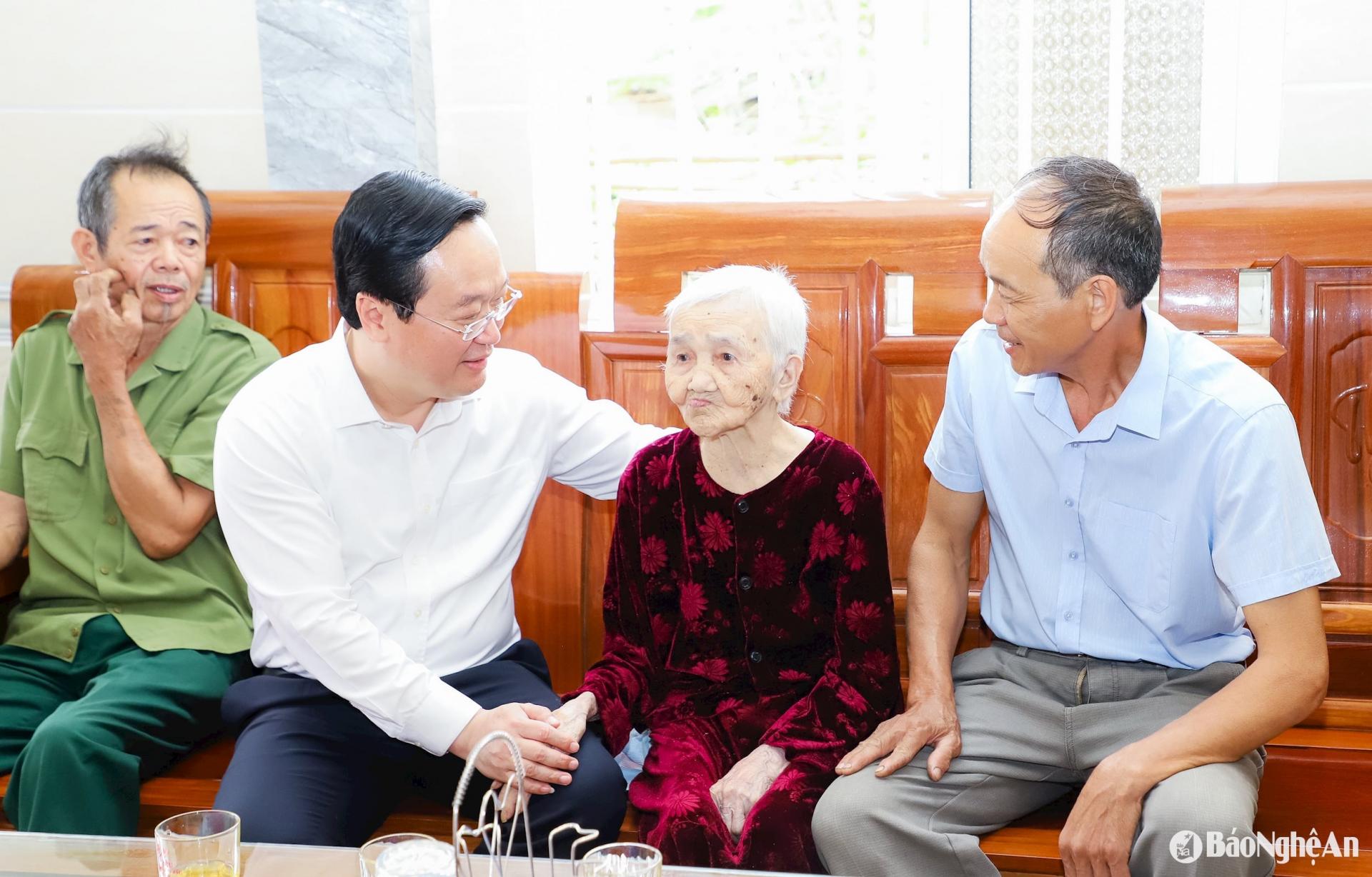 Bí thư Tỉnh ủy Nguyễn Đức Trung cùng đoàn đến thăm mẹ Việt Nam Anh hùng Nguyễn Thị Duân, 102 tuổi, trú xóm 6, xã Nghi Mỹ, huyện Nghi Lộc. Ảnh: BNA