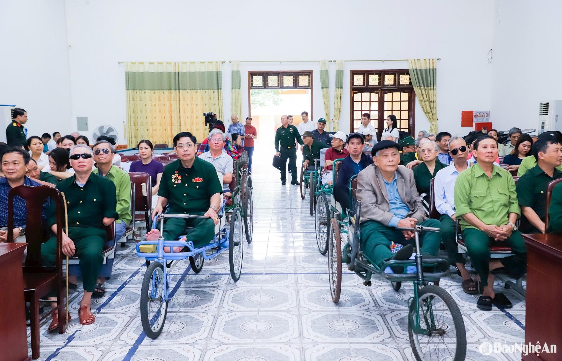 Các thương binh, bệnh binh đang được chăm sóc tại Trung tâm Điều dưỡng thương binh Nghệ An. Ảnh: BNA