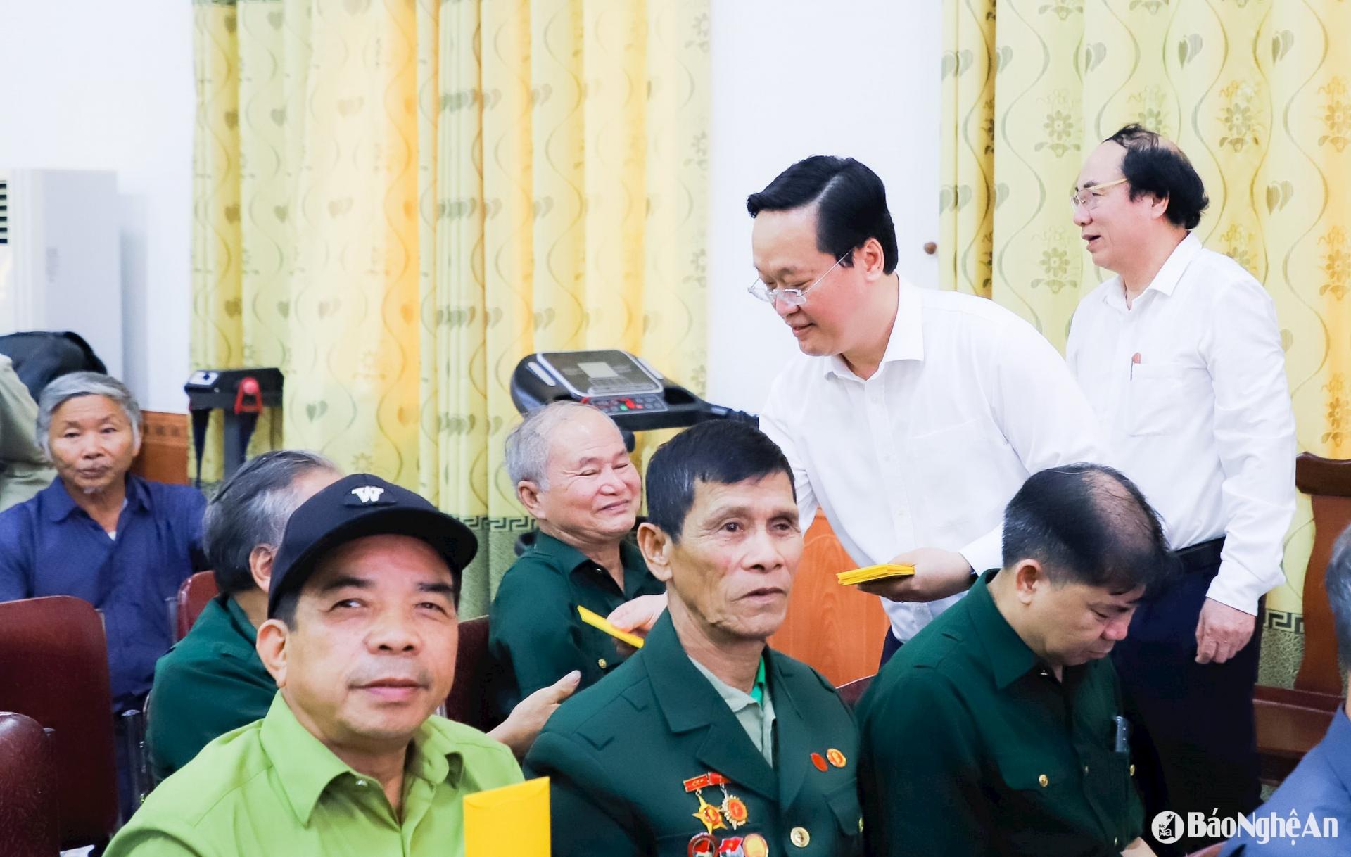 Bí thư Tỉnh ủy Nguyễn Đức Trung trao tặng quà cho các thương binh, bệnh binh đang chăm sóc tại Trung tâm Điều dưỡng thương binh Nghệ An. Ảnh: BNA