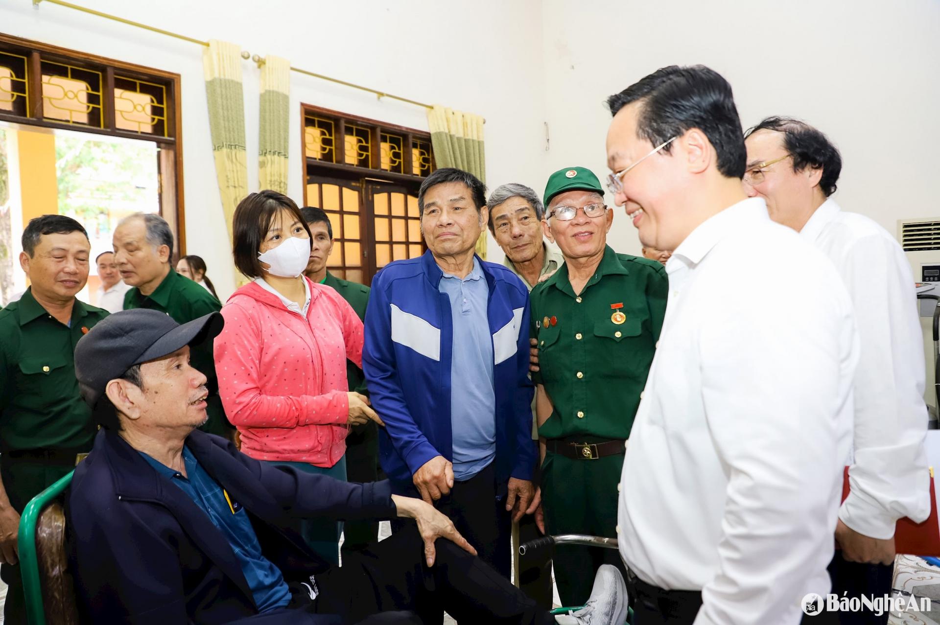 Bí thư Tỉnh ủy Nguyễn Đức Trung cùng đoàn công tác đến thăm, tặng quà cán bộ, thương binh, bệnh binh đang được chăm sóc tại Trung tâm Điều dưỡng thương binh Nghệ An. Ảnh: BNA