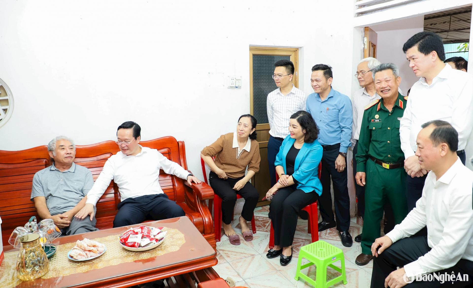 Bí thư Tỉnh ủy Nguyễn Đức Trung thăm hỏi sức khoẻ và gửi lời tri ân sâu sắc tới những đóng góp quan trọng, góp phần mang lại độc lập, tự do cho dân tộc của ông Khang. Ảnh: BNA