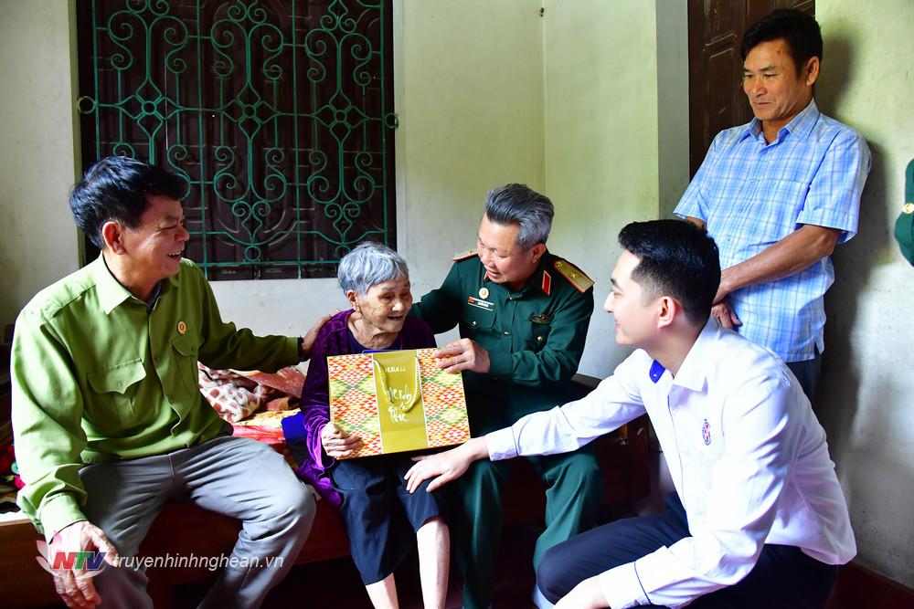 Thiếu tướng Nguyễn Sỹ Hội - Chủ tịch Hội Cựu chiến binh tỉnh và đội ngũ y bác sỹ Bệnh viện Cửa Đông thăm tặng quà Mẹ Việt Nam anh hùng Phạm Thị Tâm, sinh năm 1933, xã Nam Tân, huyện Nam Đàn.