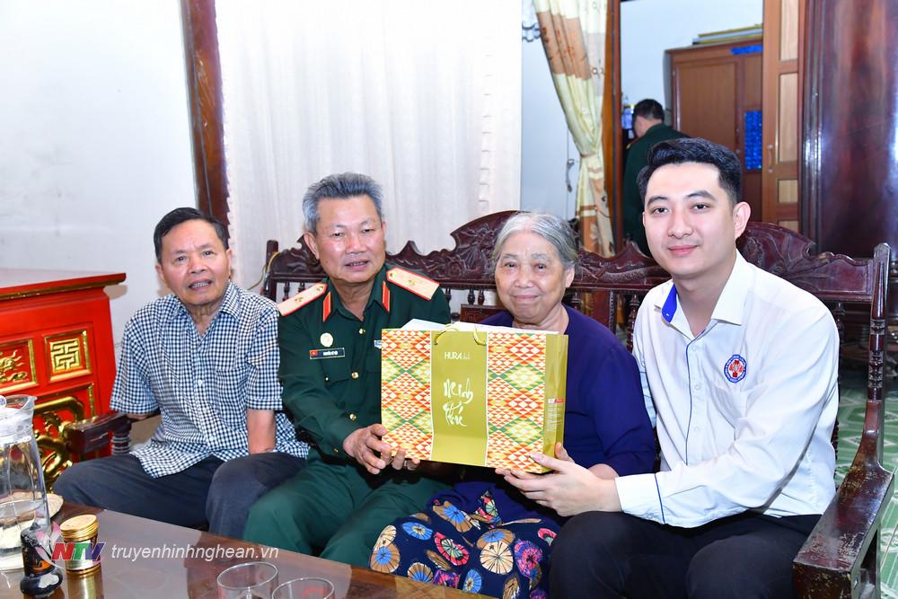 Thiếu tướng Nguyễn Sỹ Hội - Chủ tịch Hội Cựu chiến binh tỉnh cùng các đồng chí trong đoàn công tác thăm hỏi sức khoẻ, tặng quà gia đình thương binh ¼ Nguyễn Văn Linh sinh năm 1949 tại xã Mai Giang, huyện Thanh Chương