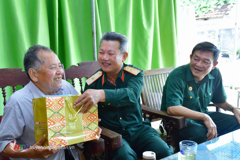 Thăm hỏi và tặng quà thương binh ¼ Nguyễn Văn Hùng sinh năm 1946 tại thị trấn Dùng, huyện Thanh Chương.