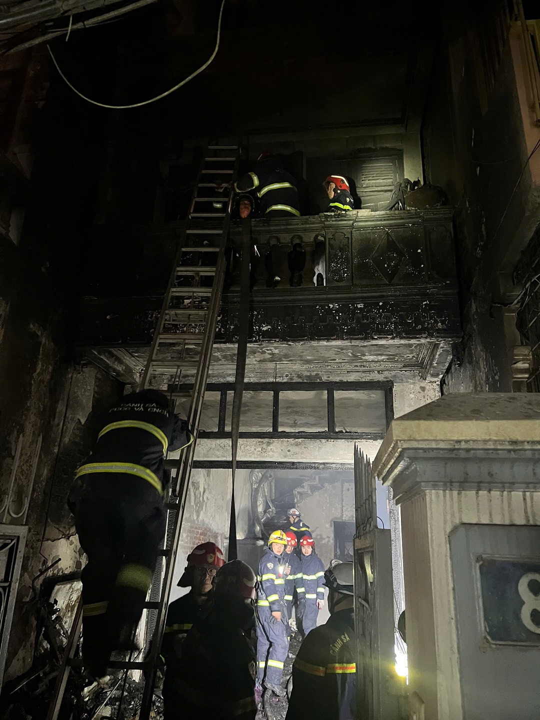 Lực lượng chữa cháy dập tắt ngọn lửa