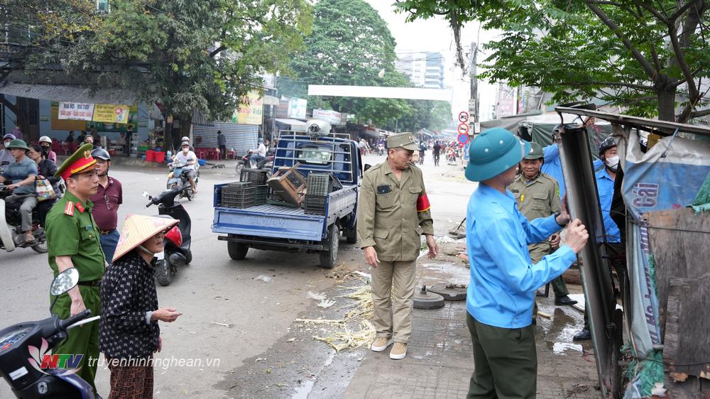Lực lượng chức năng phường Vinh Tân giải tỏa các điểm lấn chiếm.