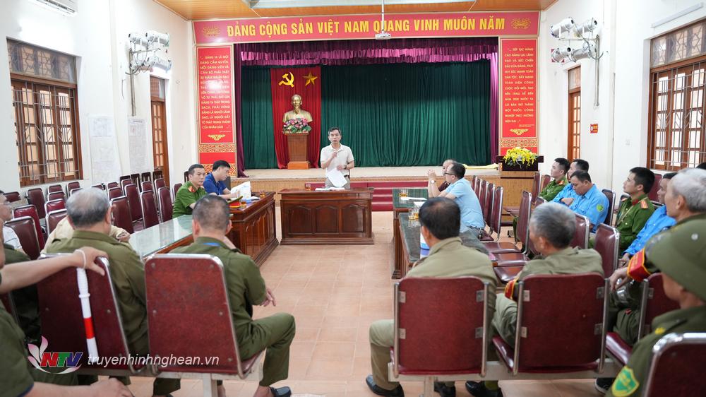 Chủ tịch UBND phường Vinh Tân quán triệt các nội dung ra quân giải tỏa.