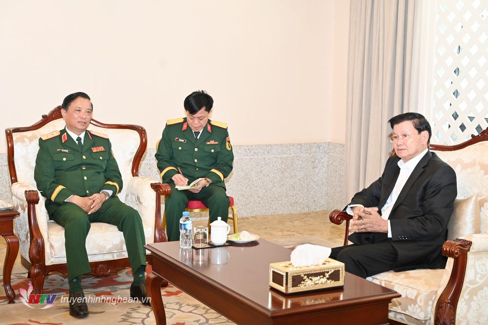 Bộ Tư lệnh Quân khu 4 chúc Tết Tổng Bí thư, Chủ tịch nước Lào, Thoong-lun Xi-xu-lít.