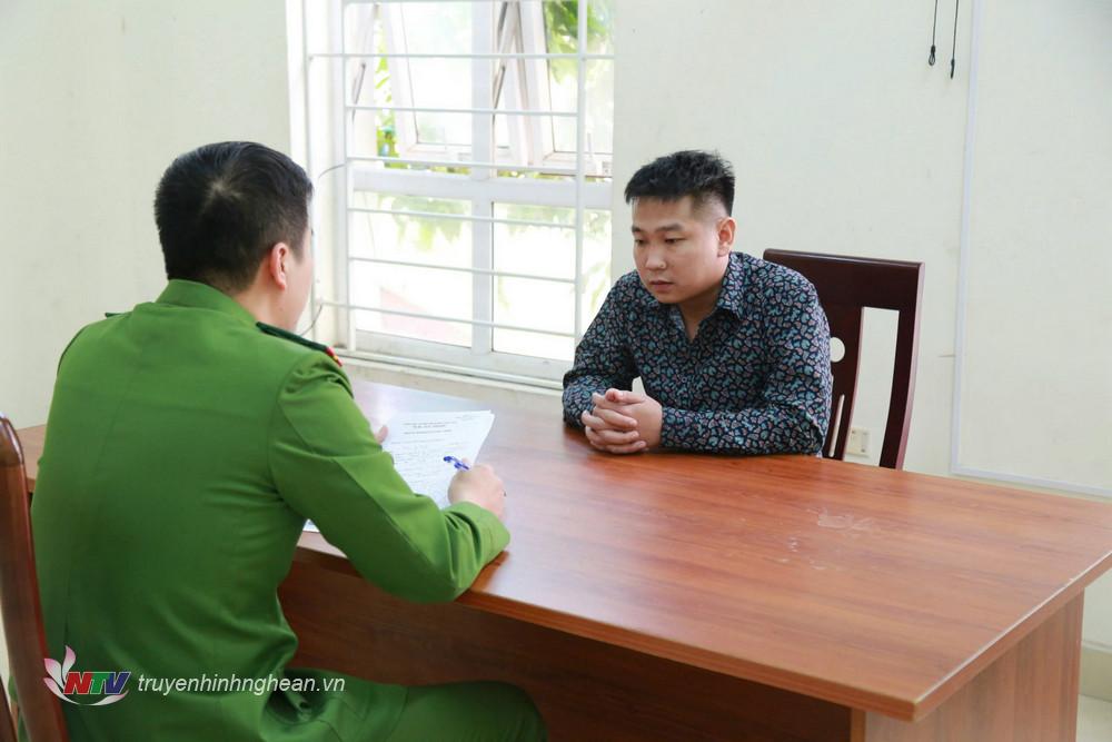 Cơ quan Công an lấy lời khai một trong các đối tượng.