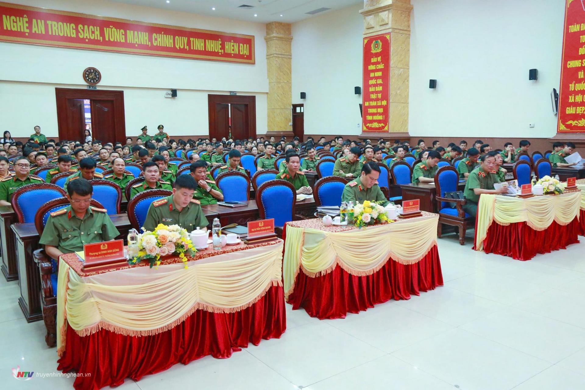 Các đại biểu dự buổi lễ.