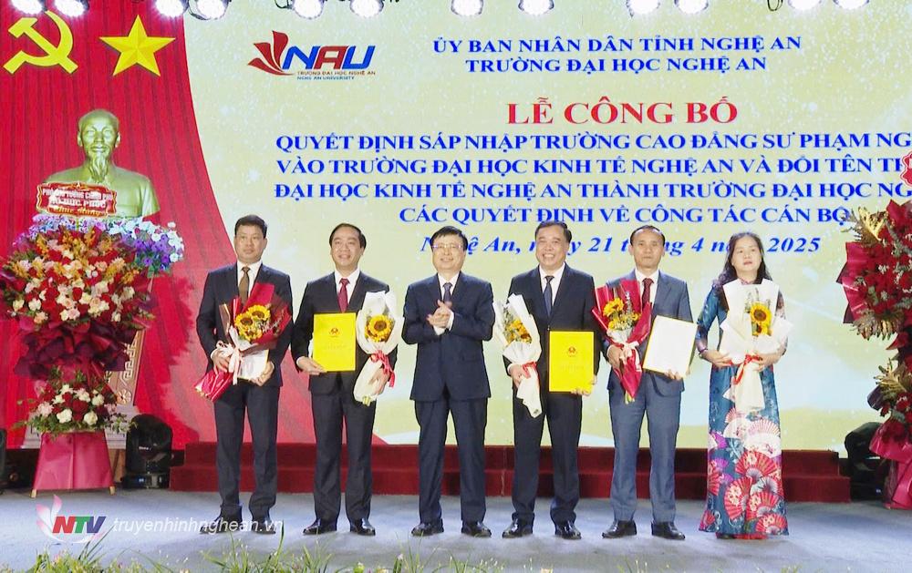 Đồng chí Bùi Đình Long trao các quyết định về bổ nhiệm Hiệu trưởng, Chủ tịch Hội đồng trường và các Phó Hiệu trưởng Trường Đại học Nghệ An. 